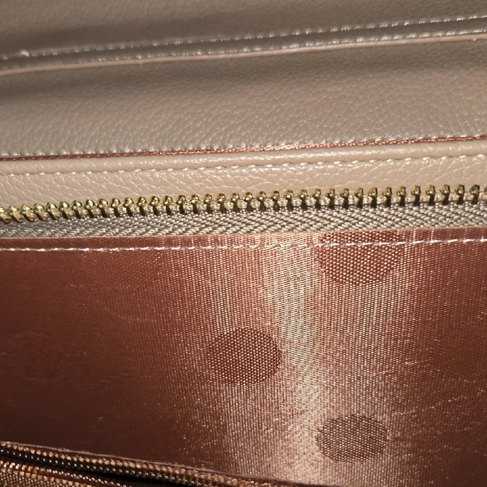 Mali+Lili Lola Quilted Taupe Crossbody Bag - Picture 5 of 12